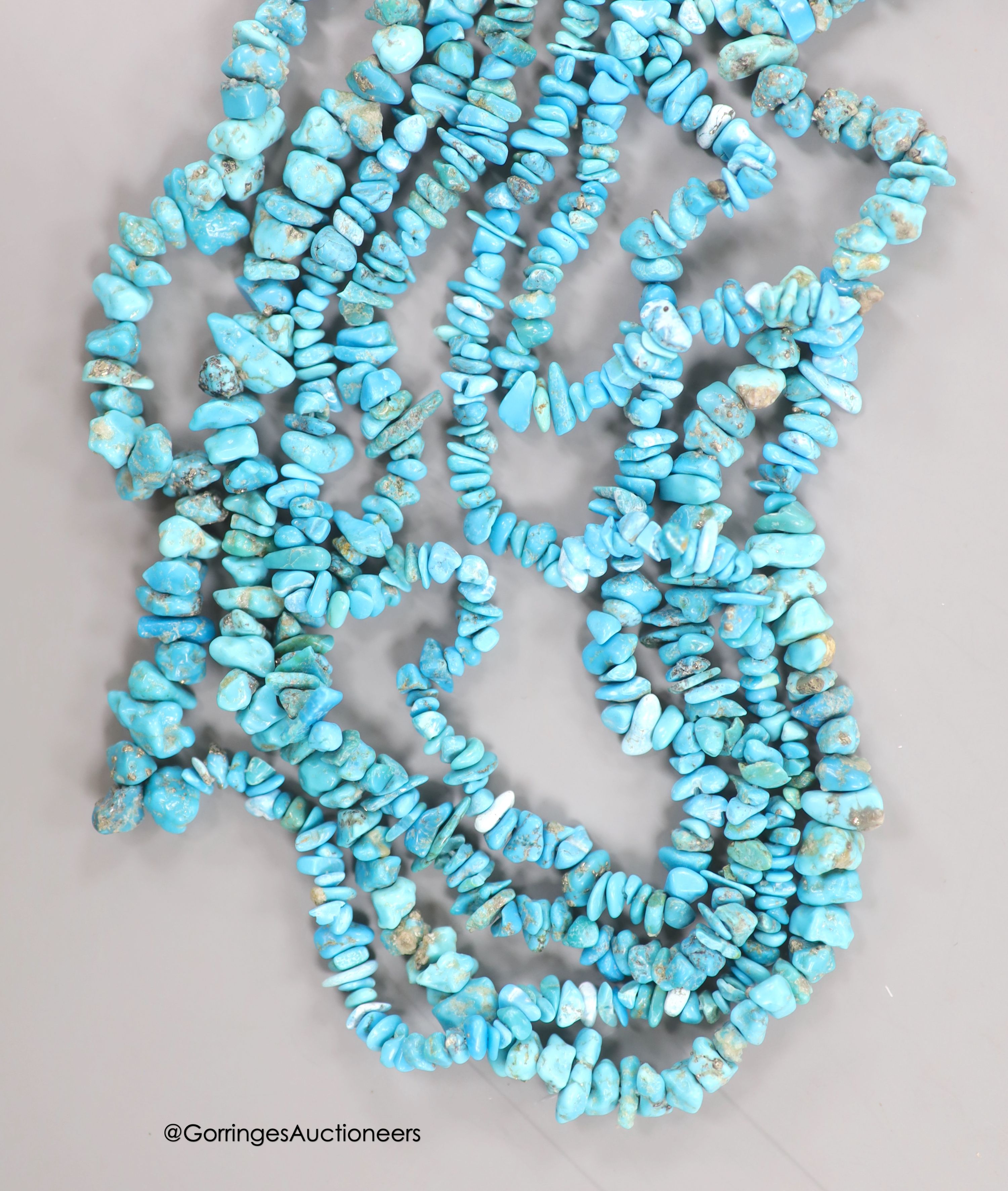 A very long single strand turquoise pebble necklace, 382cm.